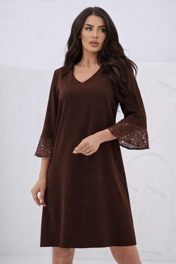 Brązowa Sukienka z Koronkowym Rękawem 3/4 – Elegancka, Klasyczna, Dekolt V